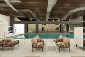 Sisäuima-allas avoinna 6.30–21.30, hengenpelastajia paikan päällä