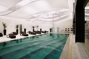 Inomhuspool med öppettider 06.30 till 21.30, och livvakter på plats