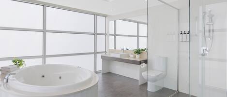 Departamento Deluxe, 1 habitación, hidromasaje | Baño | Amenidades de baño gratuitas, secadora de cabello, toallas