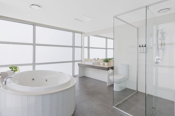 Deluxe One Bedroom Spa Apartment | Bathroom | Free toiletries, hair dryer, towels