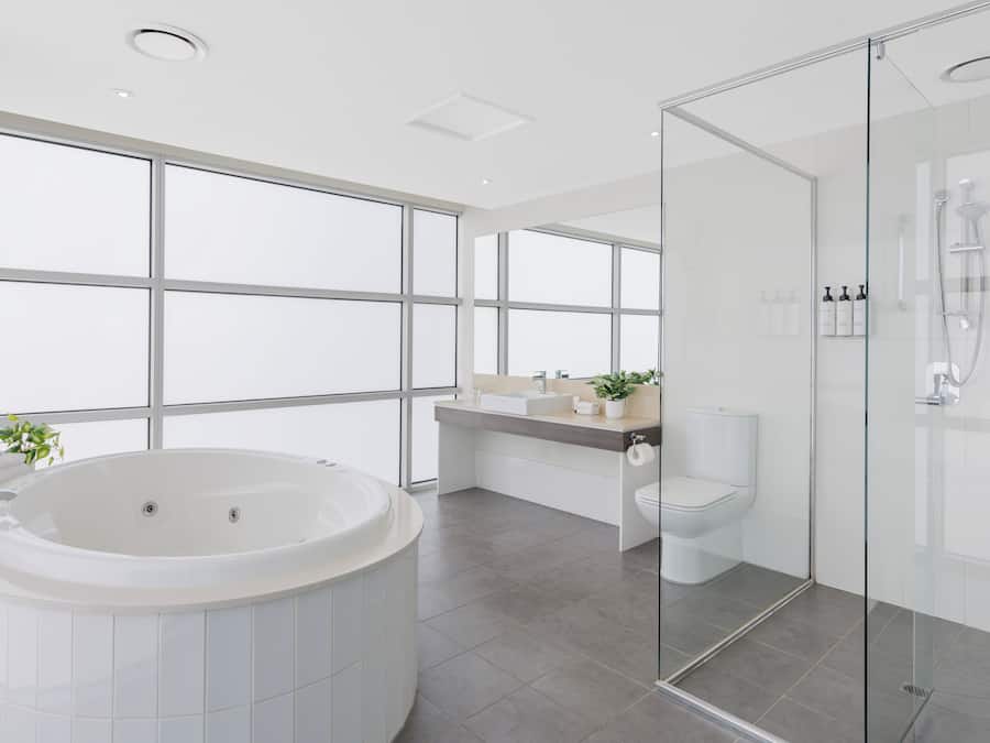 Deluxe-Apartment, 1 Schlafzimmer, Whirlpool | Badezimmer | Kostenlose Toilettenartikel, Haartrockner, Handtücher