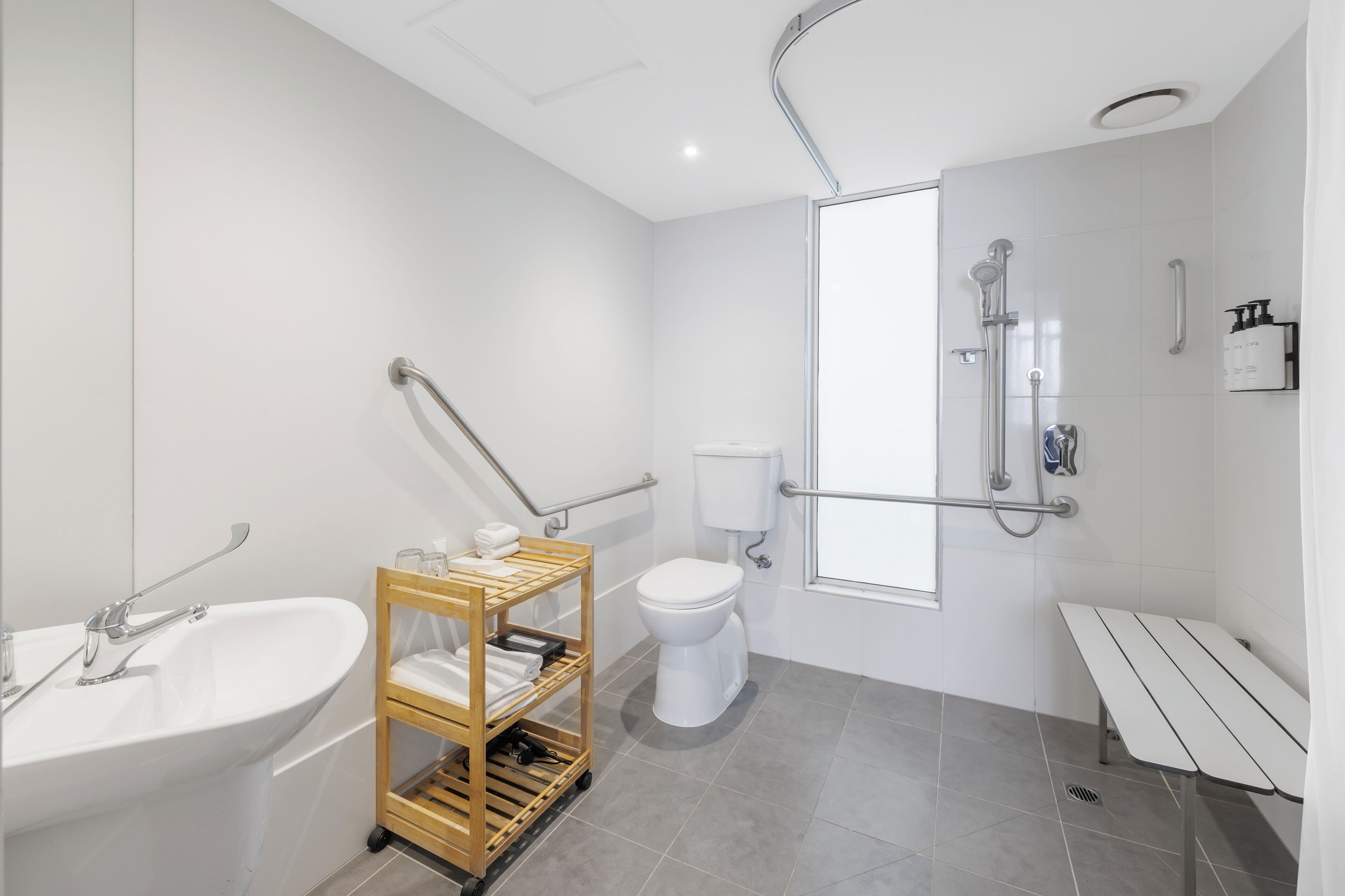 Un baño moderno con bañera, inodoro y ducha.