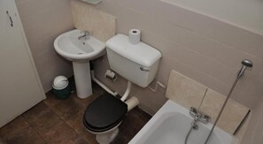 Einzelzimmer | Badezimmer | Kostenlose Toilettenartikel, Handtücher