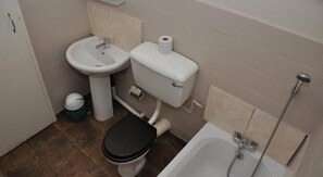 Single Room | Bathroom | Free toiletries, towels