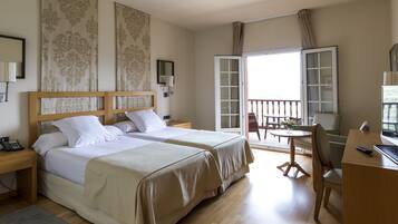 Superior Twin kamer, 2 eenpersoonsbedden | Een minibar, een kluis op de kamer, een bureau, gratis wifi