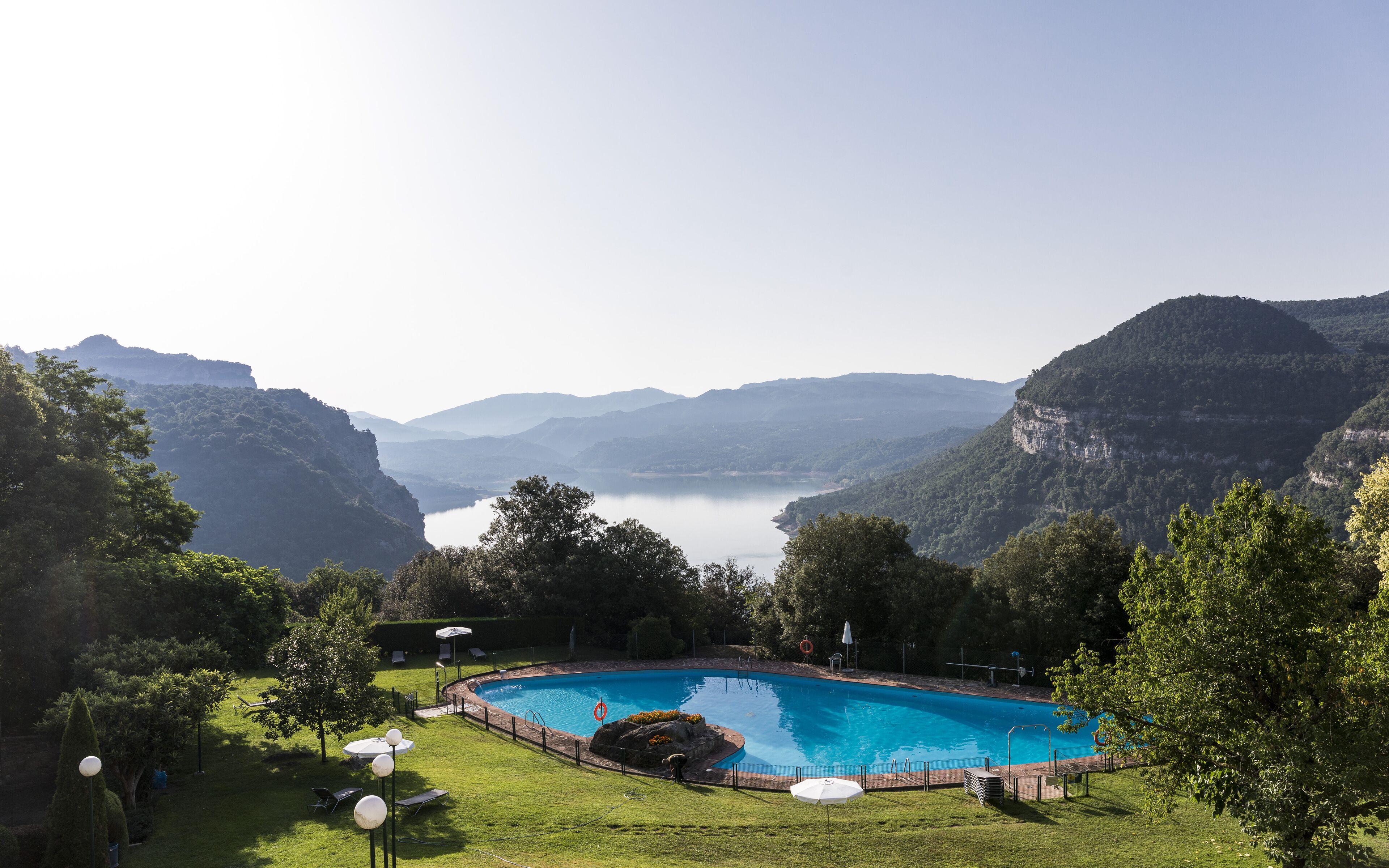 Una piscina al aire libre