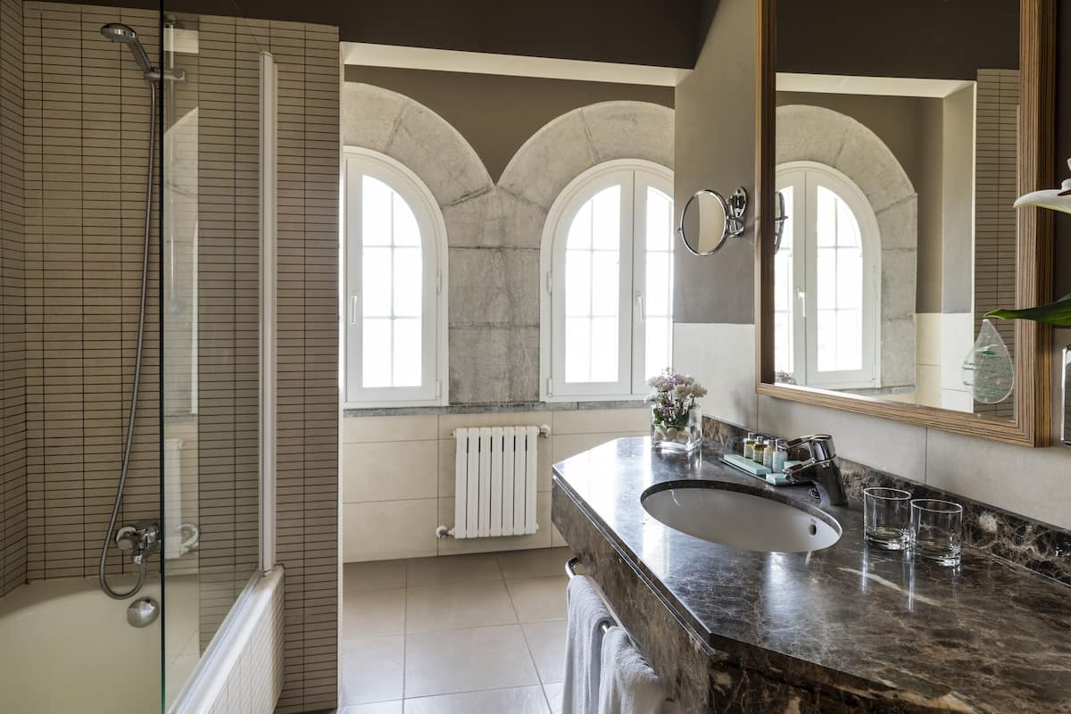 standard twin room | bathroom | bathtub, hair dryer, bidet, towels