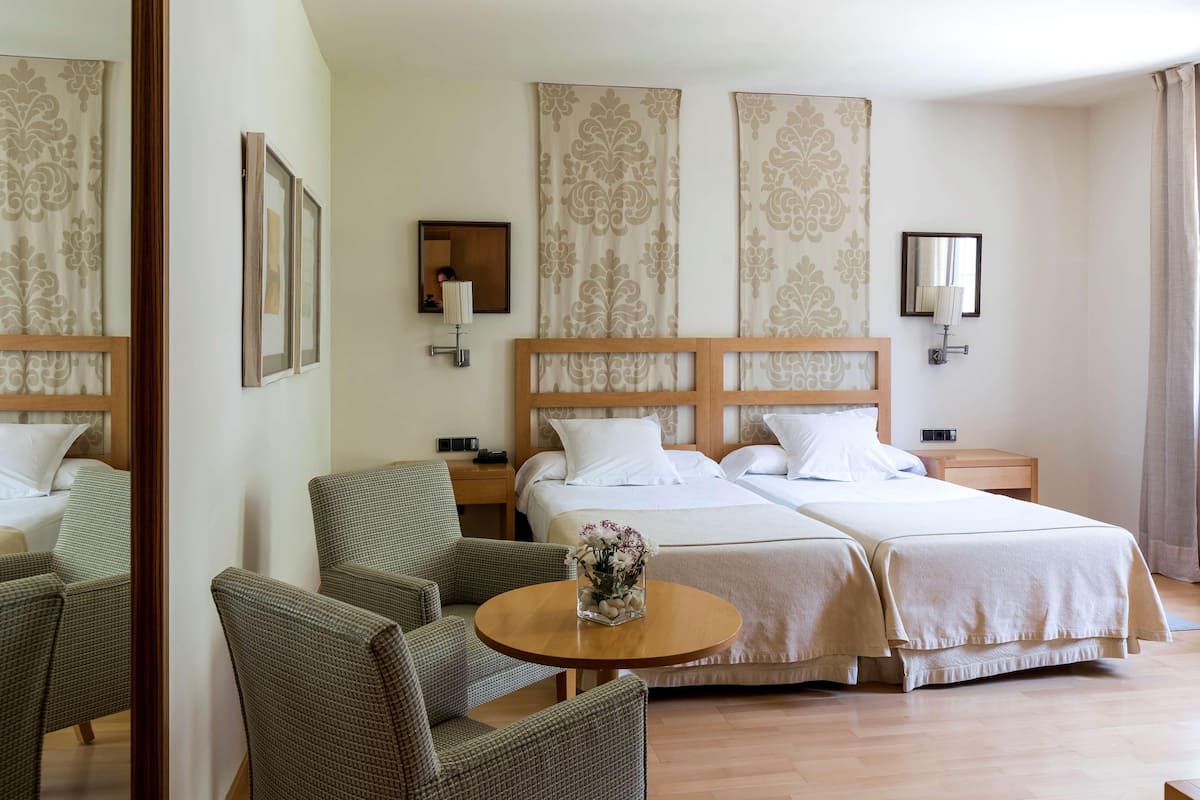 Frigobar, cofres nos quartos, escrivaninha, Wi-Fi de cortesia