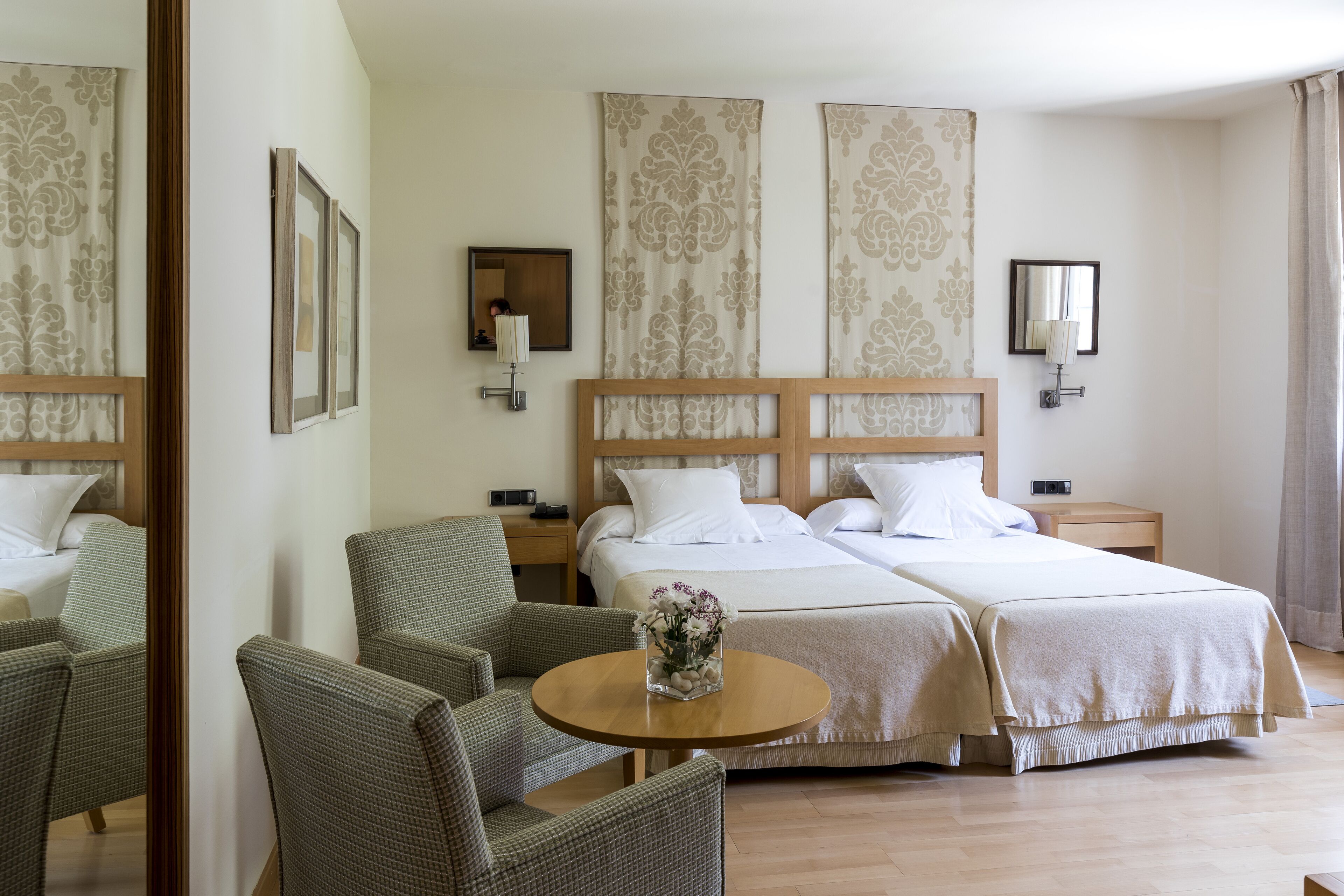 standard twin room | 1 bedroom, minibar, in-room safe, desk