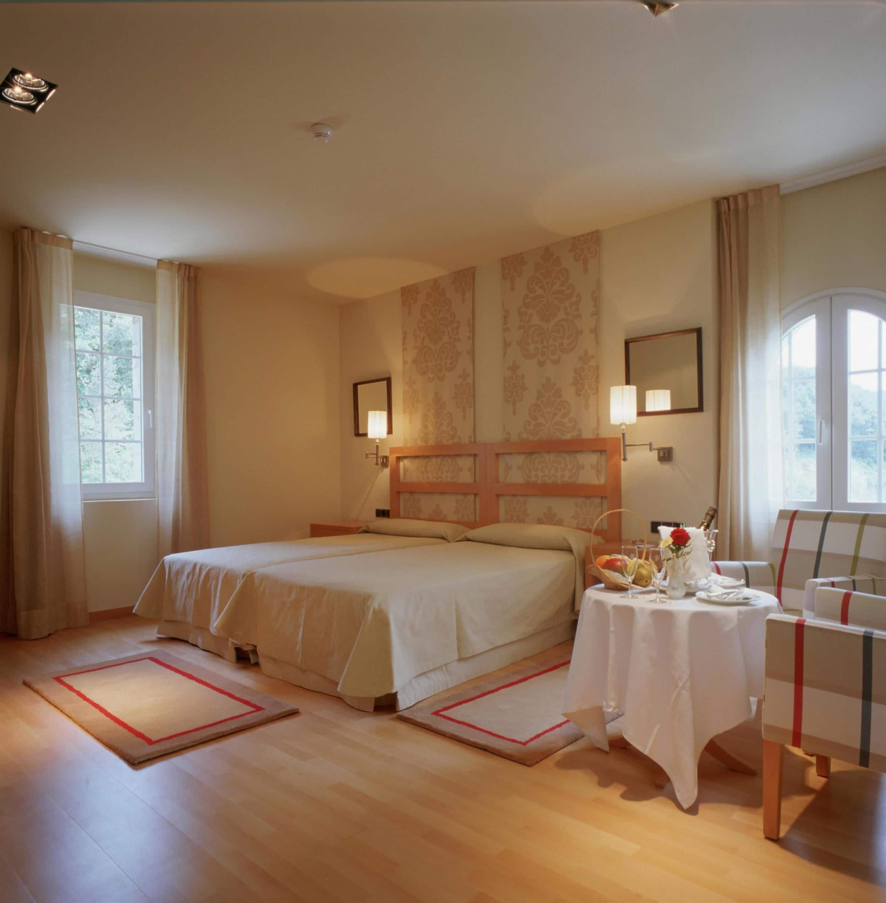 Minibar, in-room safe, desk, free WiFi