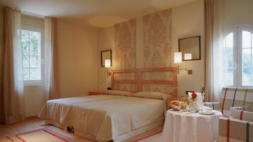 Minibar, in-room safe, desk, free WiFi