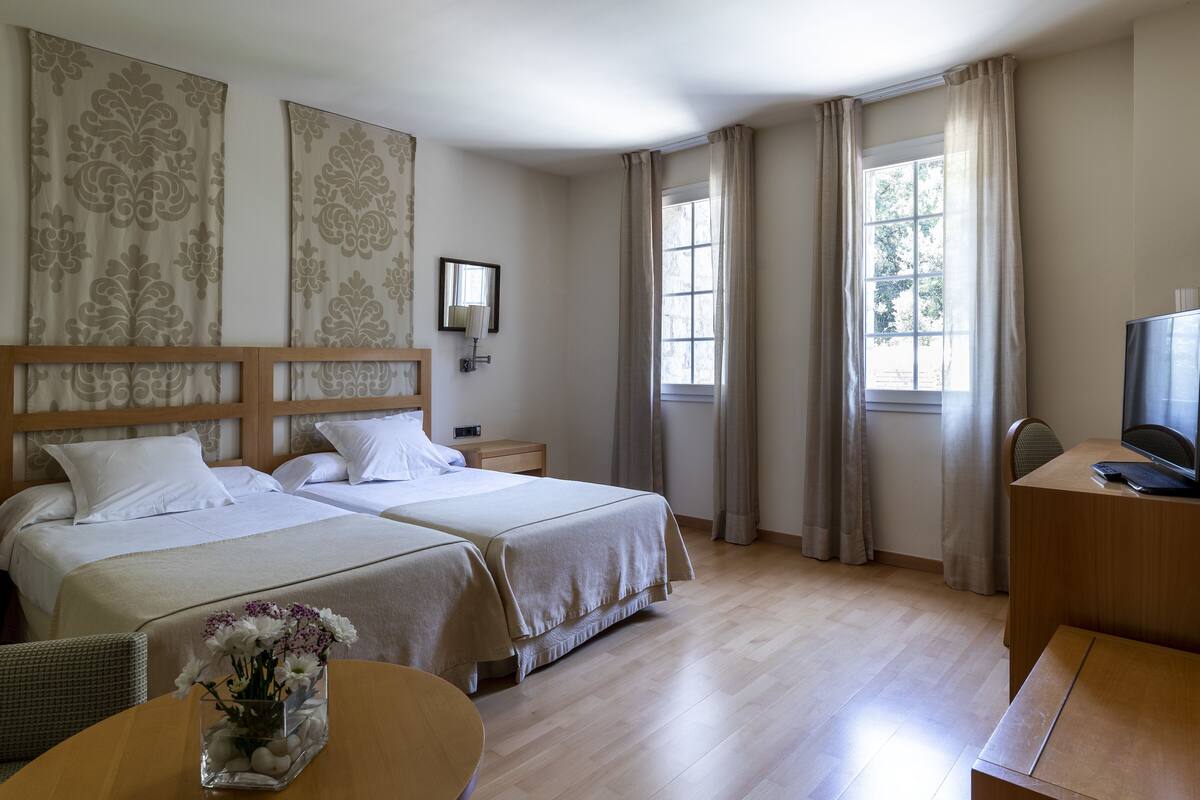 standard twin room | 1 bedroom, minibar, in-room safe, desk