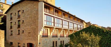 Un bâtiment en pierre doté de nombreux balcons et d’une cour intérieure.