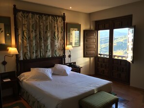 Minibar, in-room safe, desk, free WiFi