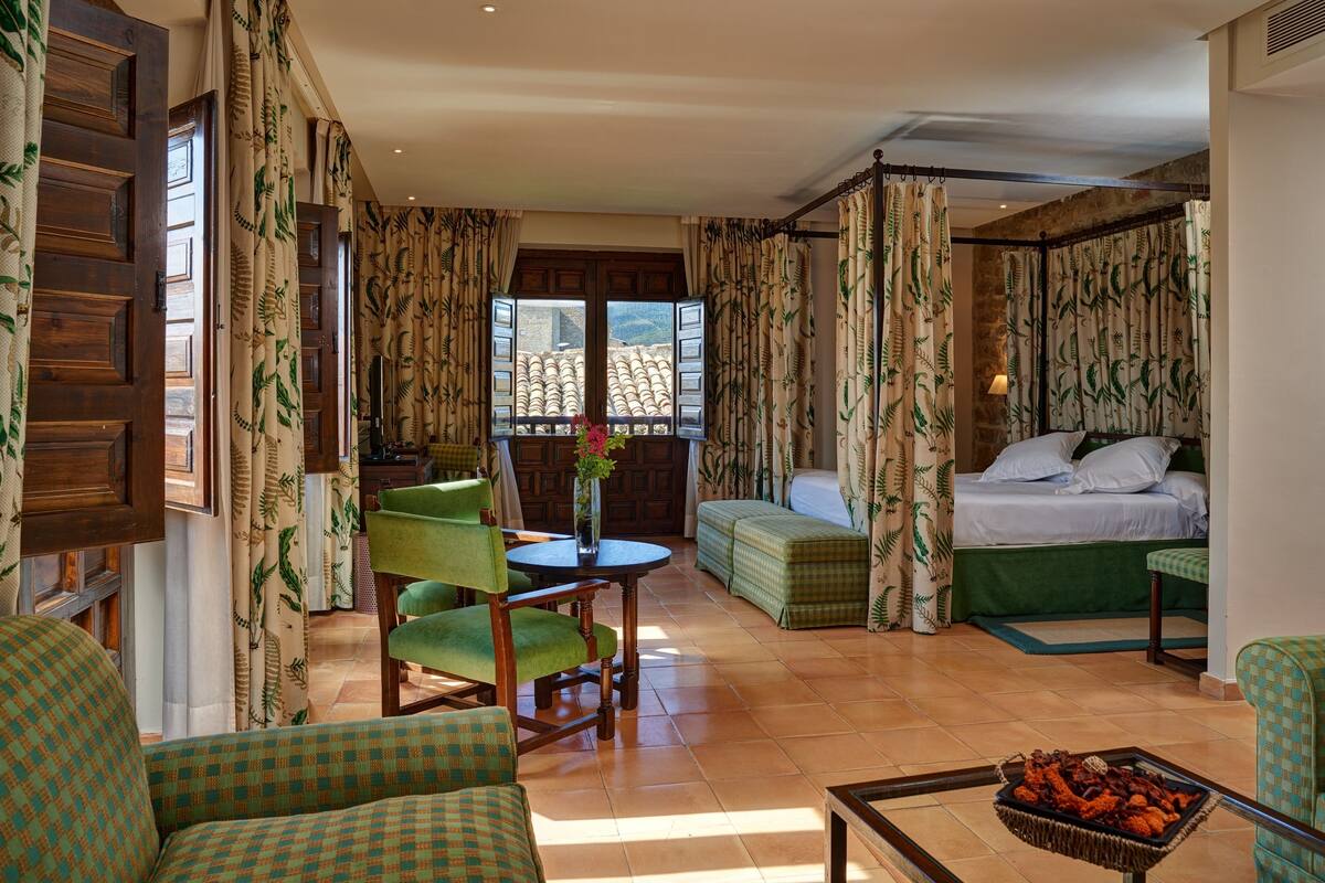 Junior Suite, 1 Queen Bed | Minibar, in-room safe, desk, WiFi (free)
