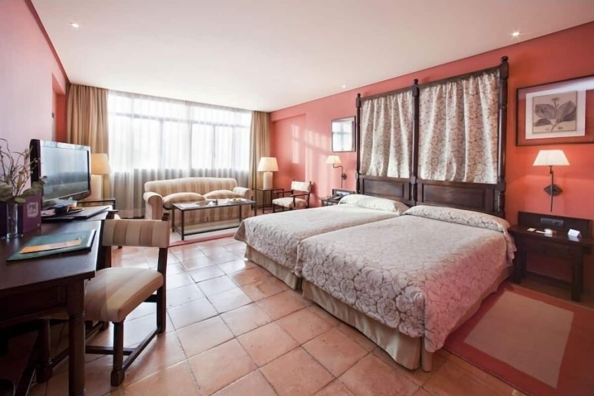 Minibar, in-room safe, desk, WiFi (free)