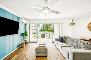 Leilighet – superior, 2 soverom, kjøkken, bassengutsikt (2 bathroom 5) | Oppholdsrom | LCD-TV og DVD-spiller