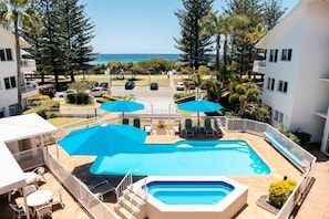 Piscine extérieure, parasols de plage, chaises longues