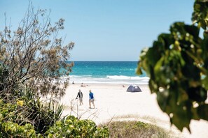 Nær stranden og hvit sand