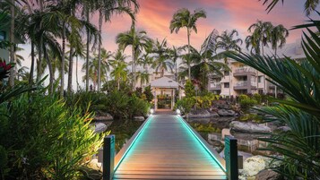 Una piscina al aire libre, sillones reclinables de piscina