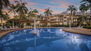 Una piscina al aire libre, tumbonas