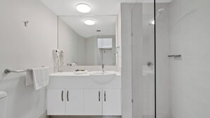 Combined shower/bathtub, free toiletries, hair dryer, towels - Coral Sands Resort (Trinity Beach)