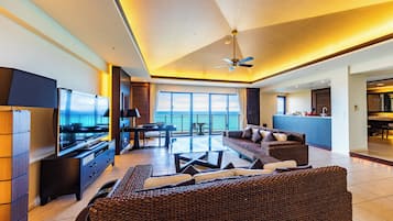Luxury Penthouse, 2 Bedrooms, Non Smoking, Ocean View | Gebar bulu kapas, peti besi dalam bilik, meja