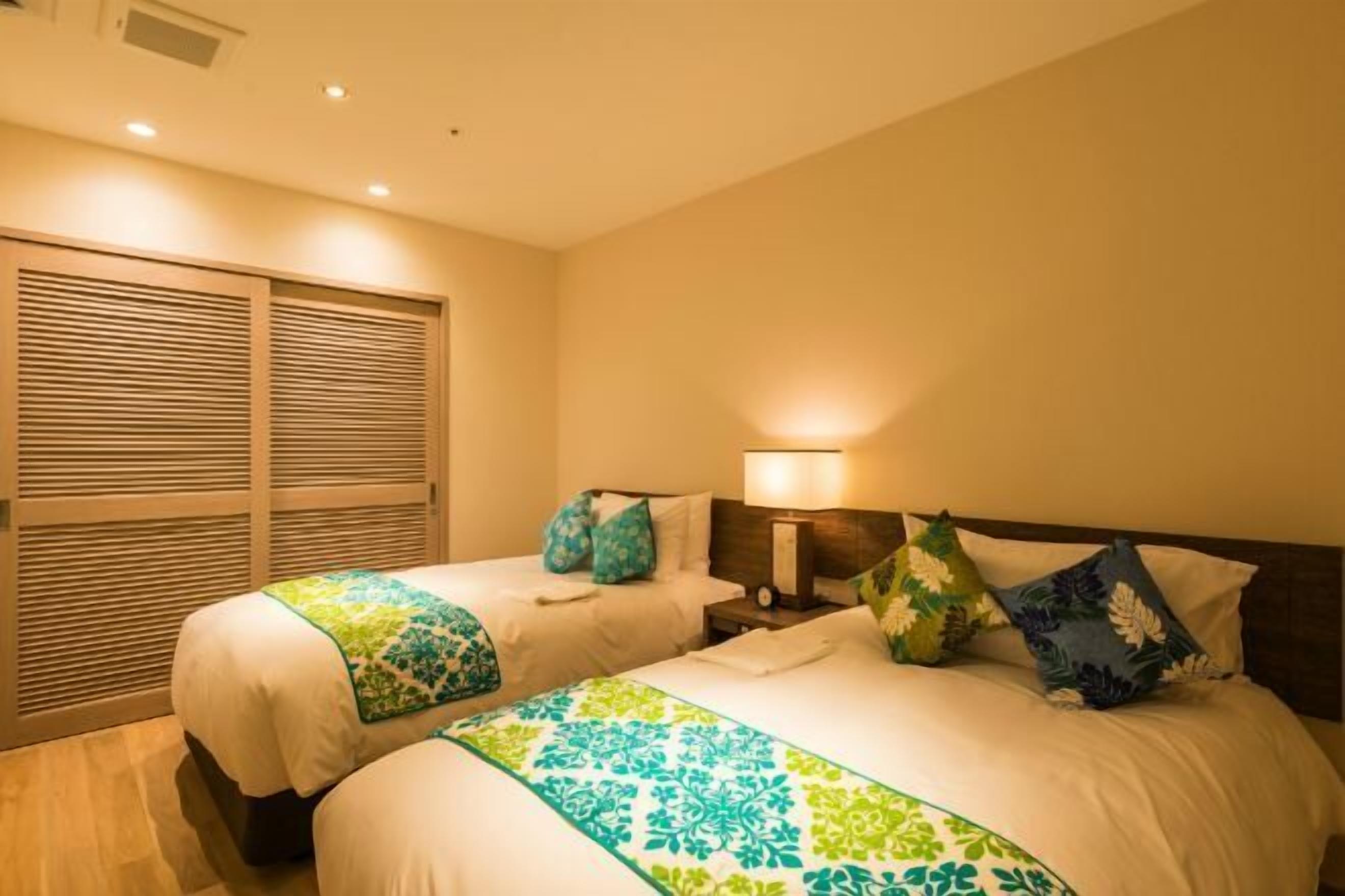 Edredón, caja de seguridad en la habitación y escritorio 