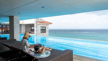 Una piscina al aire libre de temporada, sombrillas