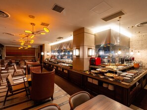 4 restaurants, breakfast, lunch, dinner served; barbecue