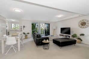 Apartemen, 1 kamar tidur, pemandangan kebun | Area keluarga | Smart TV 50-inci dengan saluran TV kabel, TV, dan pemutar DVD