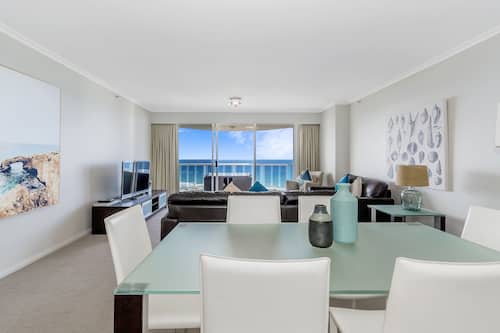 Appartement Supérieur, 2 chambres, vue océan | Coin séjour | TV connectée de 50 pouces avec chaînes par câble, télévision