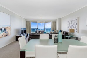 高級公寓, 2 間臥室, 海景 | 客廳 | 50 吋智能電視連有線電視頻道、電視、DVD 播放機