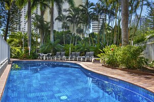 Una piscina techada, una piscina al aire libre