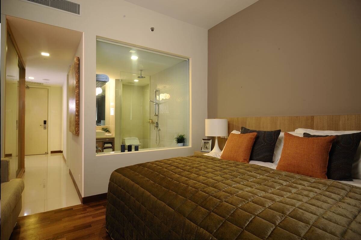 Down comforters, in-room safe, desk, iron/ironing board