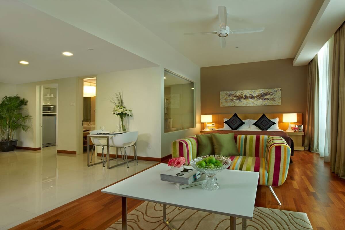 1 plus 1 Bedroom Premier | Down comforters, in-room safe, desk, iron/ironing board