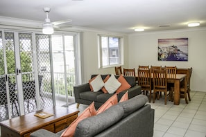 Apartamento standard, 3 quartos, para não fumantes, cozinha | Área de estar | TV de tela plana, DVD player