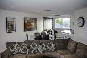 Flat-screen TV, DVD player - Surfers Beach Holiday Apartments (Surfers Paradise)