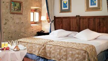 2 bedrooms, premium bedding, minibar, in-room safe