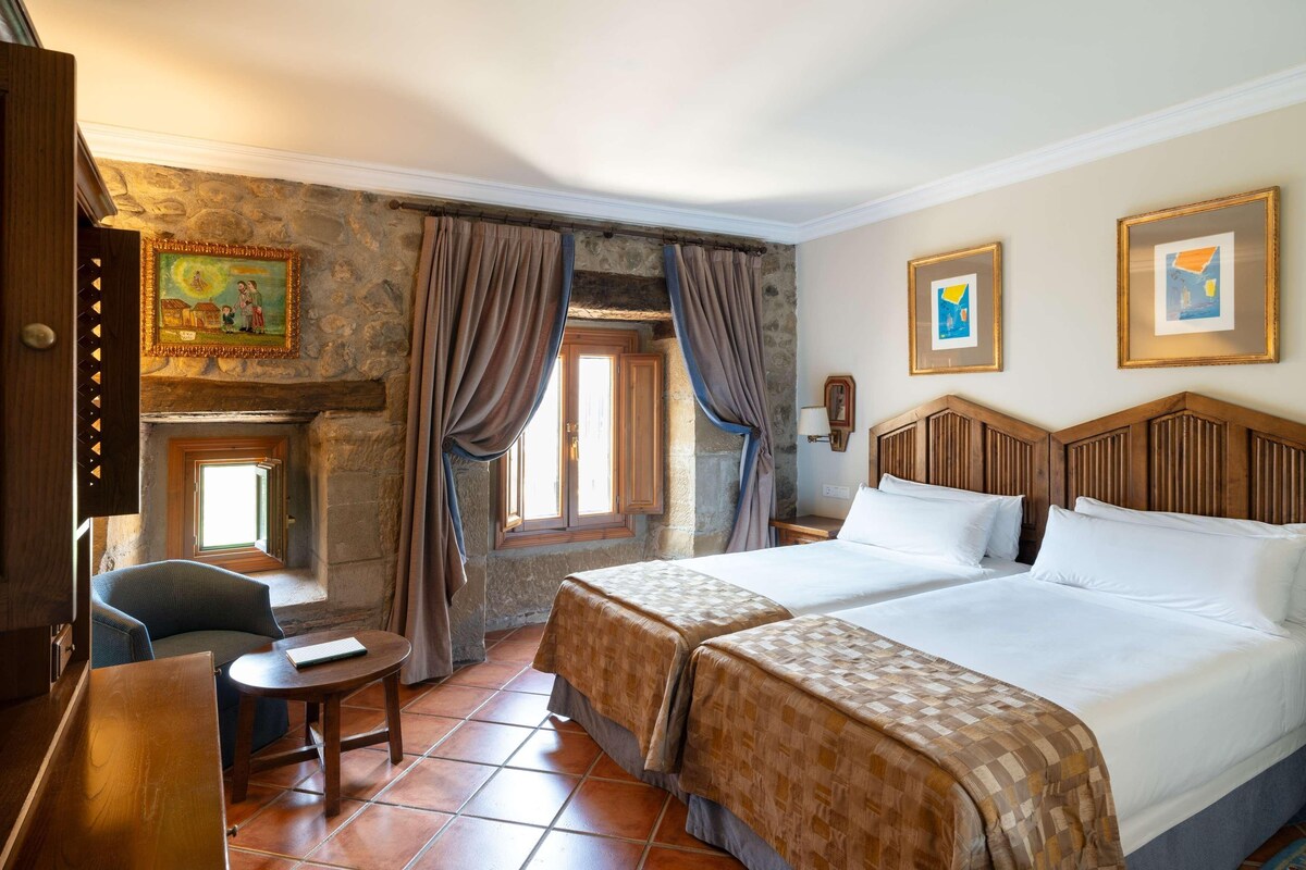 2 kamar tidur, seprai premium, minibar, dan brankas