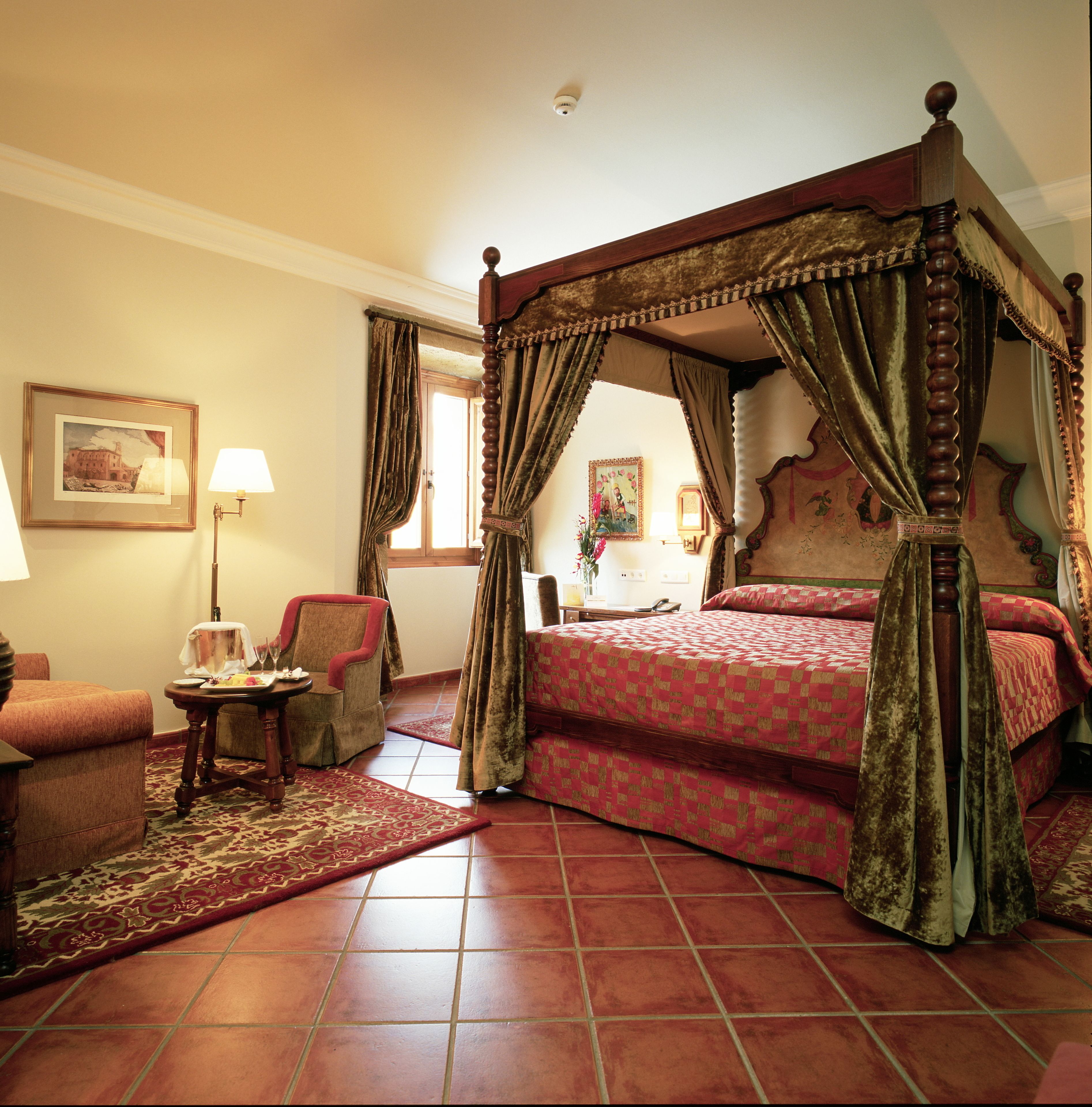 2 bedrooms, premium bedding, minibar, in-room safe