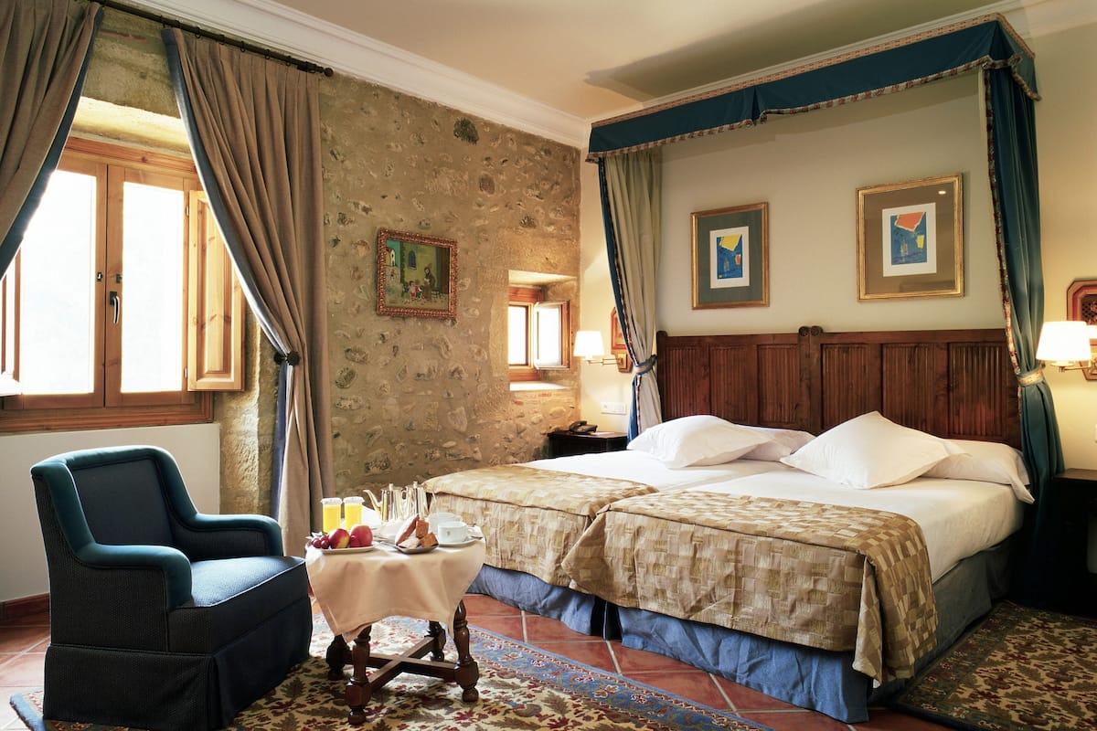 2 bedrooms, premium bedding, minibar, in-room safe