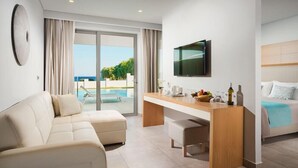 Une chambre d’hôtel moderne avec un canapé, un bureau en bois, une télévision et un lit.