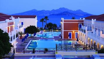 Een binnenzwembad, een buitenzwembad