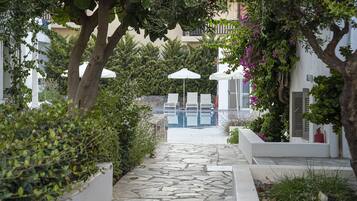 Outdoor pool, pool umbrellas, sun loungers