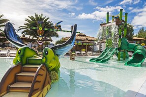 5 piscines extérieures, chaises longues