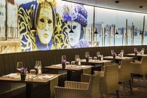 3 restaurants servant le petit déjeuner, le déjeuner et le dîner