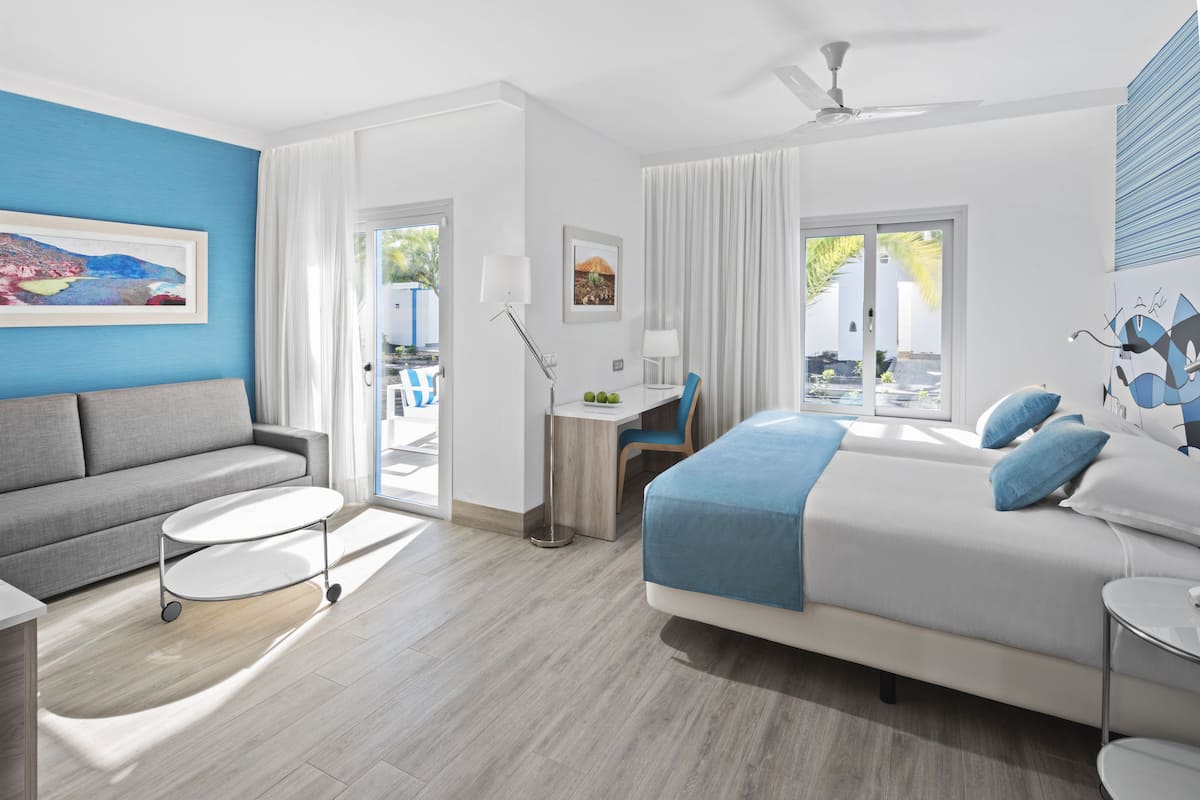 2 bedrooms, in-room safe, desk, free wifi