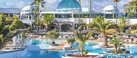 5 outdoor pools, sun loungers