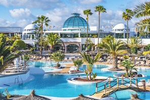 5 piscines extérieures, chaises longues